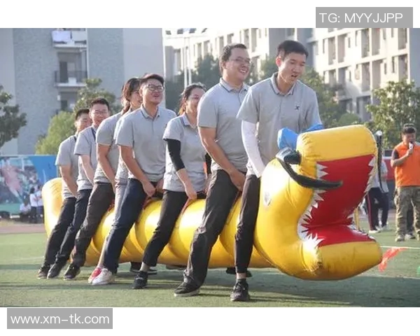 足球明星魅力四射创意海报设计展现运动激情与艺术之美